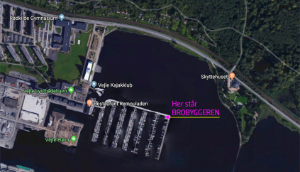 Her står Brobyggeren i Vejle